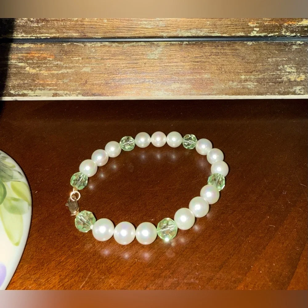 Elegant Pearl and Green Bead Bracelet - Picture 2 of 3